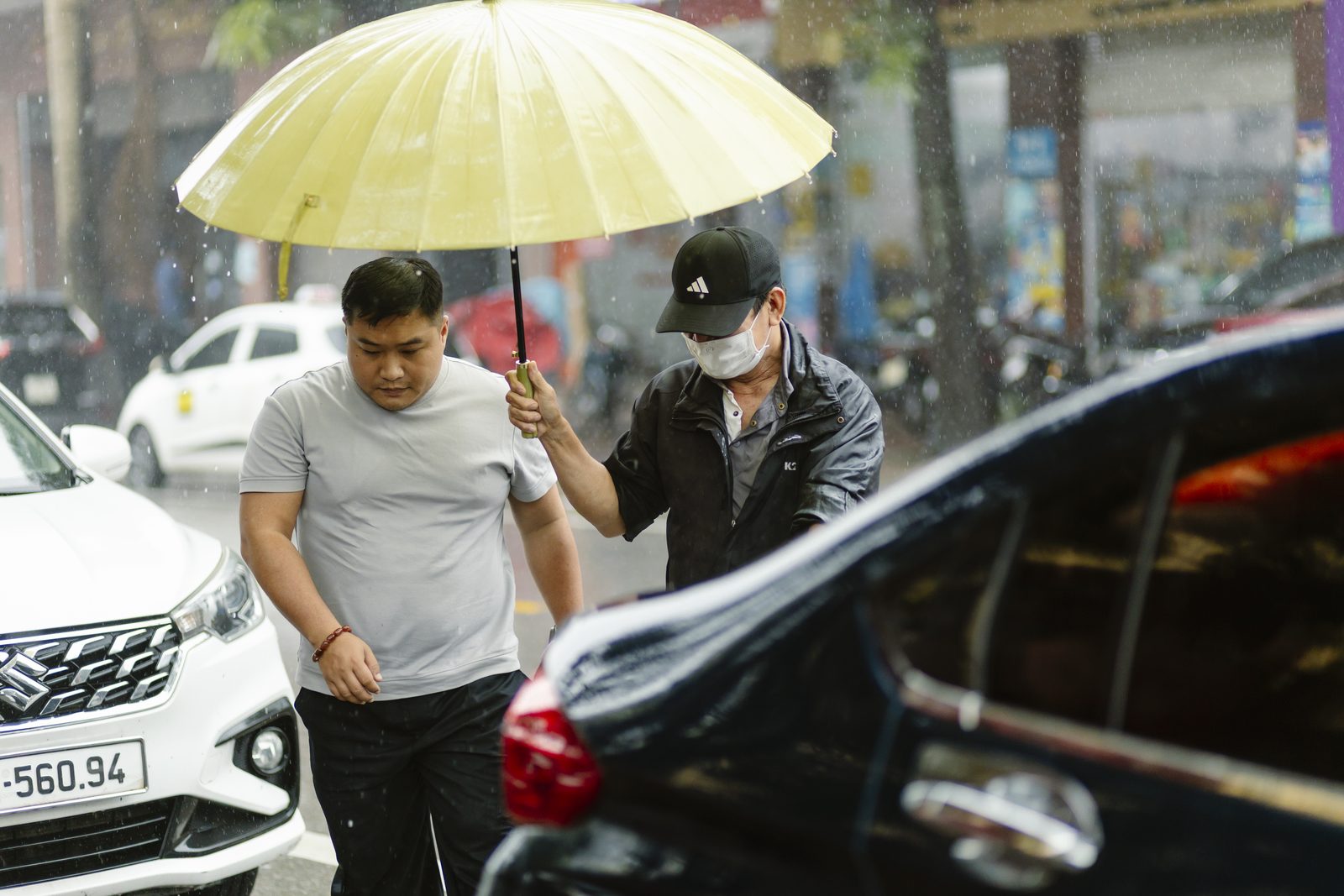 Che ô đưa khách dưới mưa